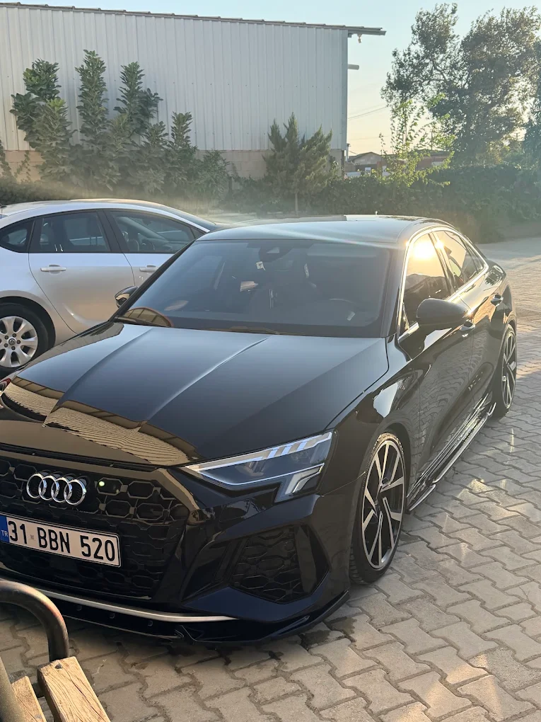 Yapar Garage uygulaması sonrası parlak siyah araç