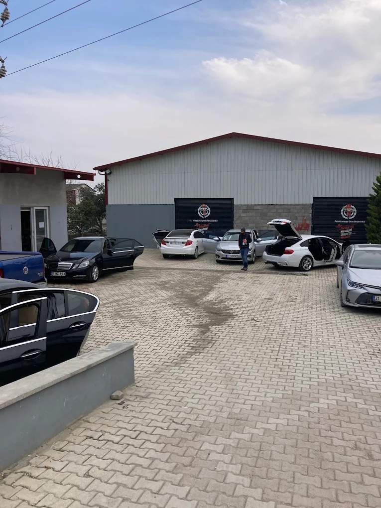 Yapar Garage geniş araç bakım alanı